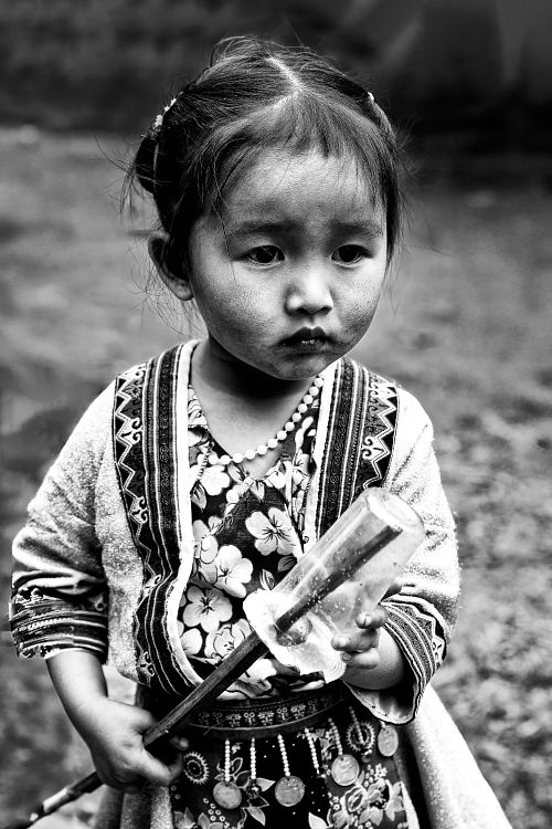Portrait d'un enfant pris en photo de rue à Sapa au Vietnam