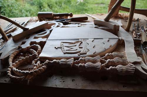 Fiocchi and rope carving finished on dexter side of stemma