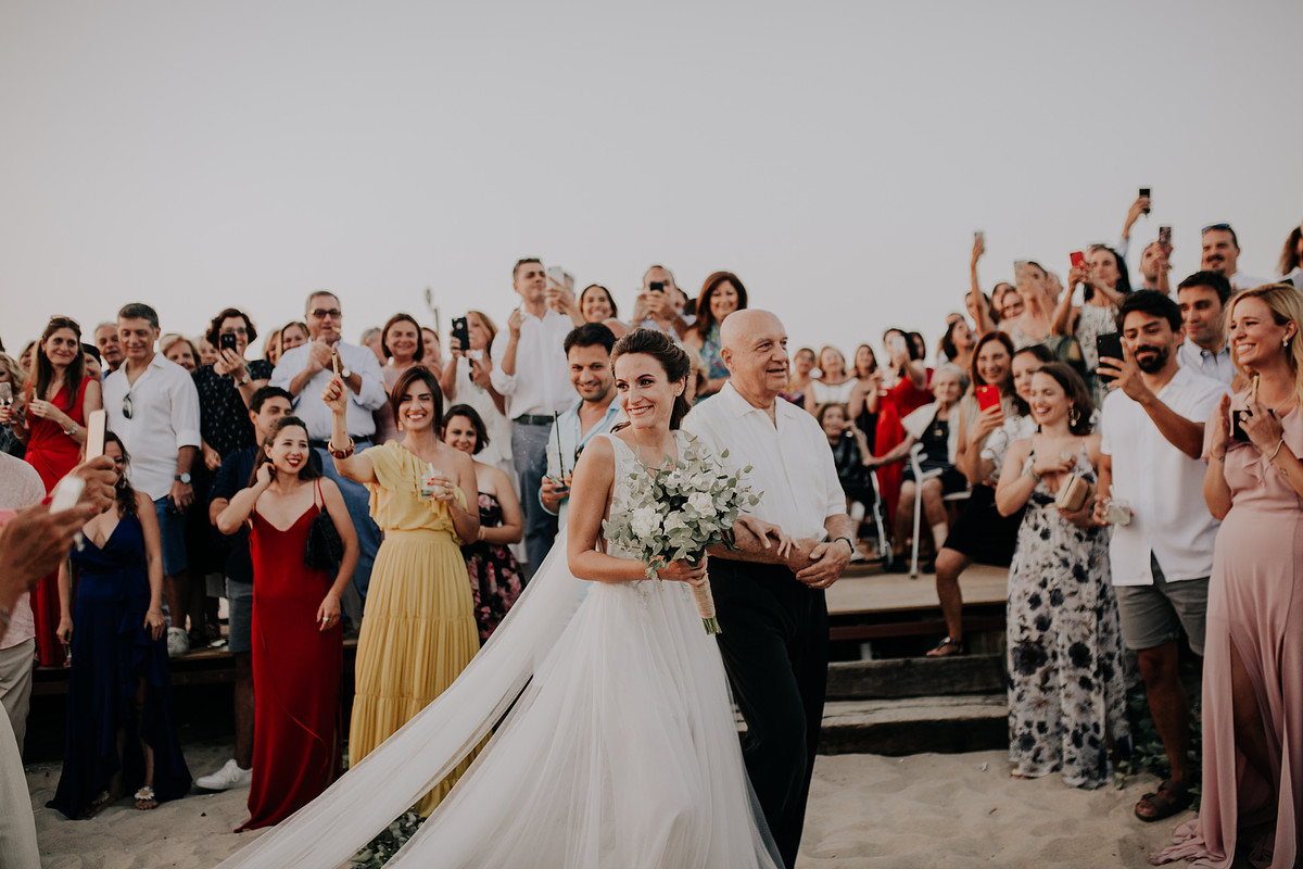 &Ccedil;eşme d&uuml;ğ&uuml;n seremonisi &ndash; gelinin giriş anı ve misafirlerin alkışı (belgesel fotoğraf)