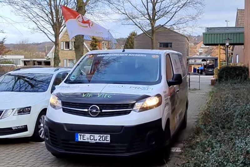 Gesponsertes Fahrzeug für die Ibbenbürener Kickers: Mobilität im Team