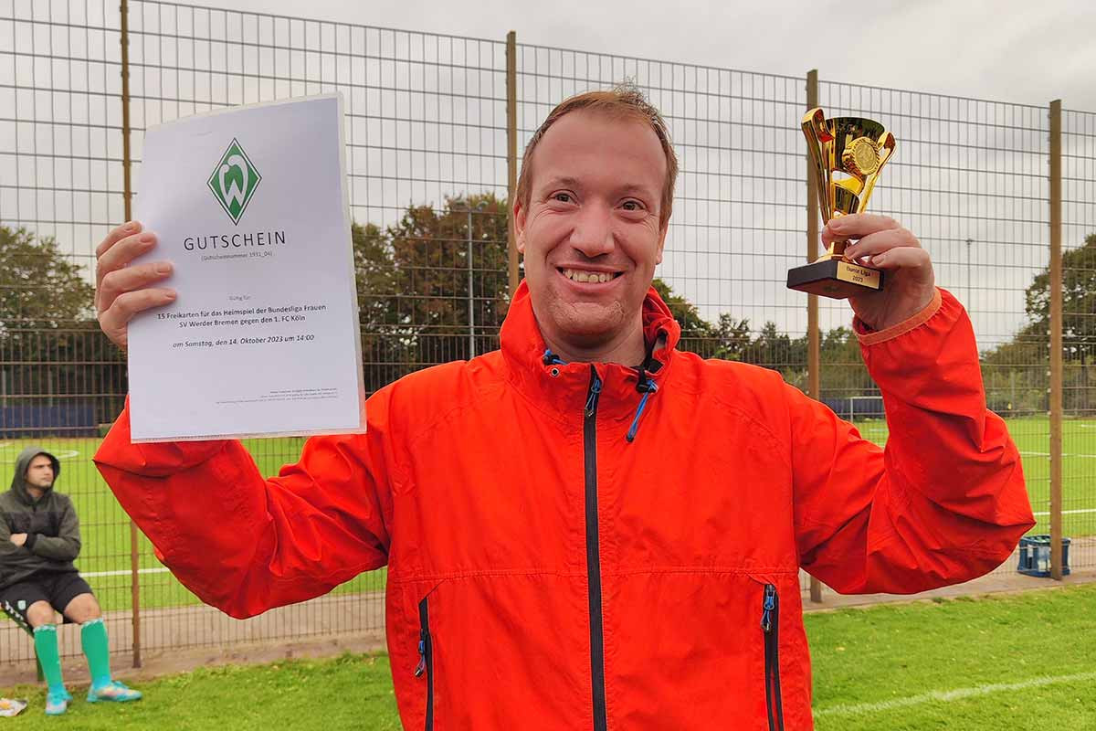 Unser Stefan nahm die Urkunde und den Pokal bei der Siegerehrung stellvertretend für unser Team entgegen