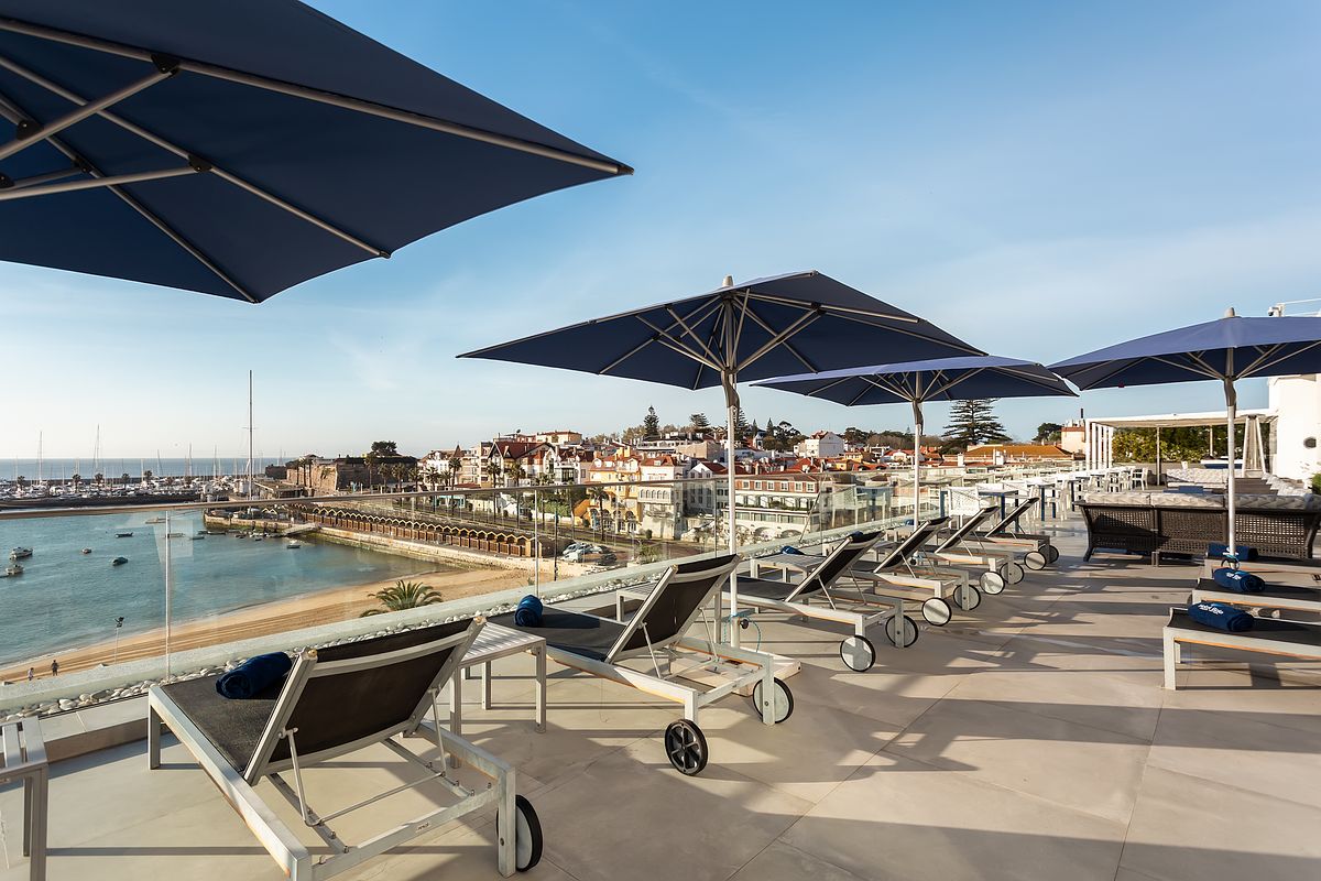 Terra&ccedil;o Blue Bar do Hotel Ba&iacute;a Cascais com vista sobre a Ba&iacute;a &ndash; fotografia de hotelaria