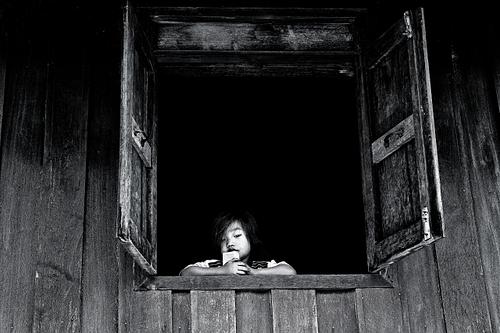 Portrait d'un enfant pris en photo de rue à Sapa au Vietnam