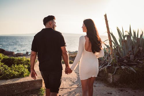 fidanzati mano nella mano a portoscuso al tramonto