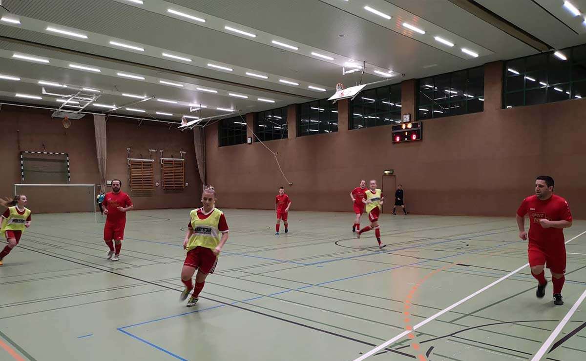 Stolze Siegerehrung: Das Ibbenbürener Kickers Team freut sich über den 3. Platz beim ISV Masters-Turnier