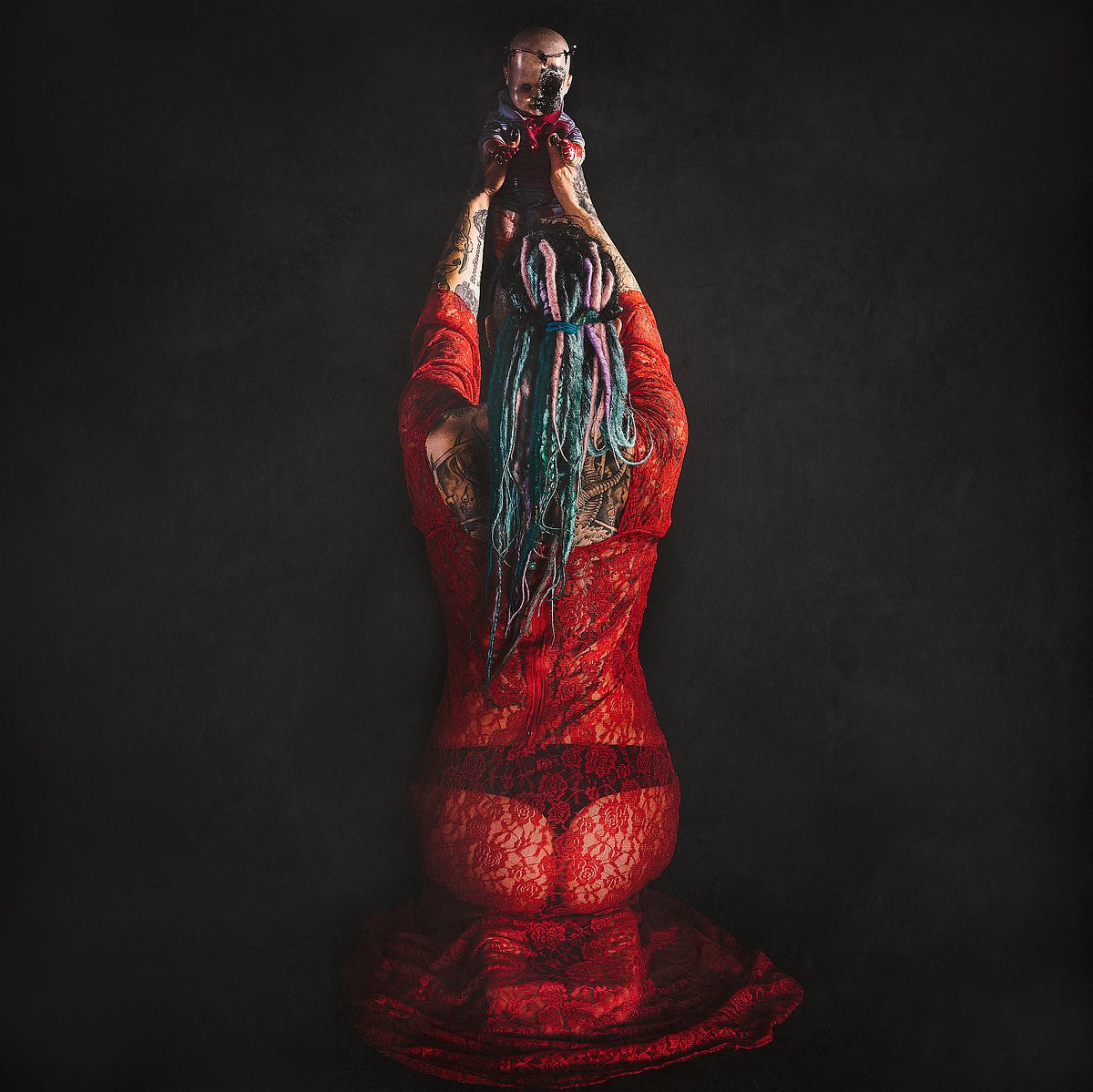 photo tarot Red Witch, sorcière avec poupée ensanglantée en rituel de purification occulte