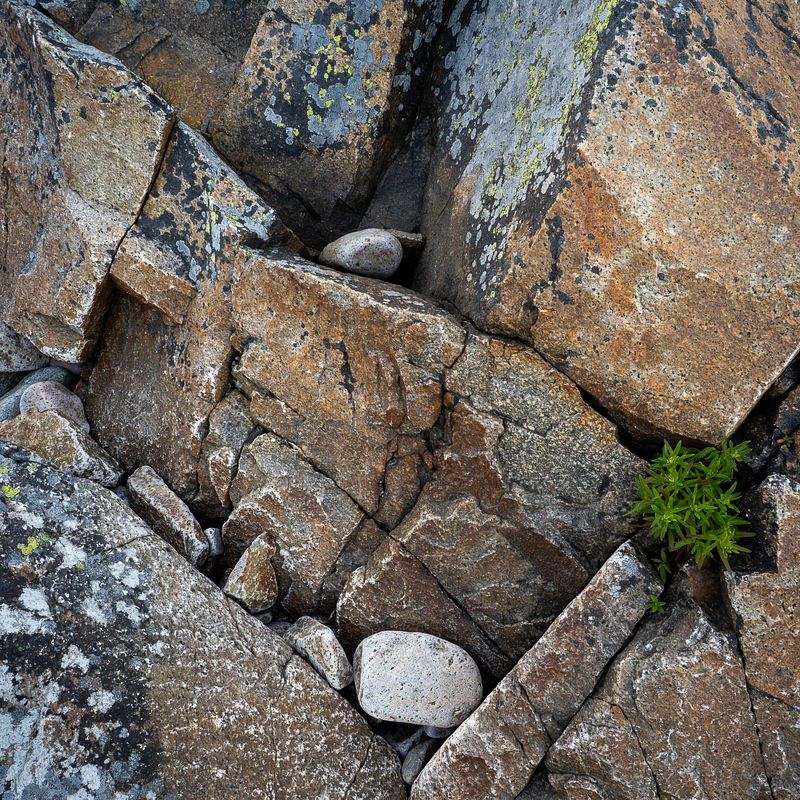 ROCKS/BOULDERS