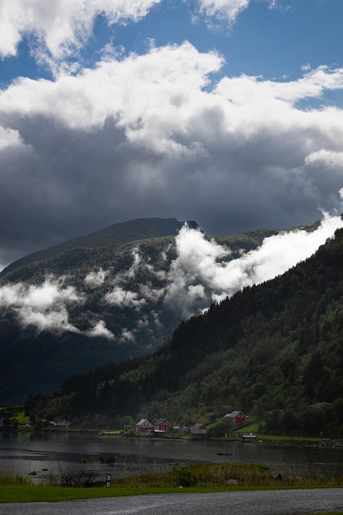 Photographie d’art contemporaine de fjord norvégien sous la brume, lumière douce et silence visuel.