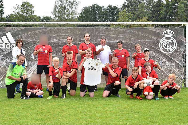 Real Madrid überreicht Ibbenbürener Kickers ein signiertes Toni Kroos Trikot