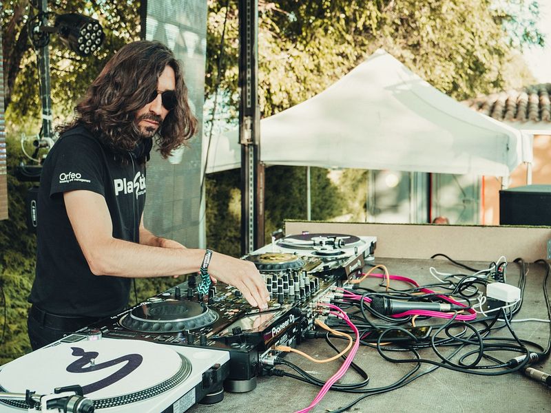 DJ Exclusivo: Sesiones Remember 80-90 e Indie para Eventos de Distinción