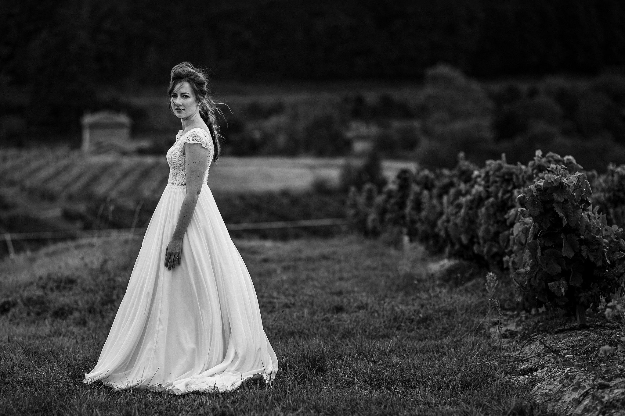 Portrait de mari&eacute;e dans le jardin et les vignes du ch&acirc;teau captur&eacute; par S&eacute;bastien CLAVEL photographe de Mariage &agrave; Lyon et Gen&egrave;ve