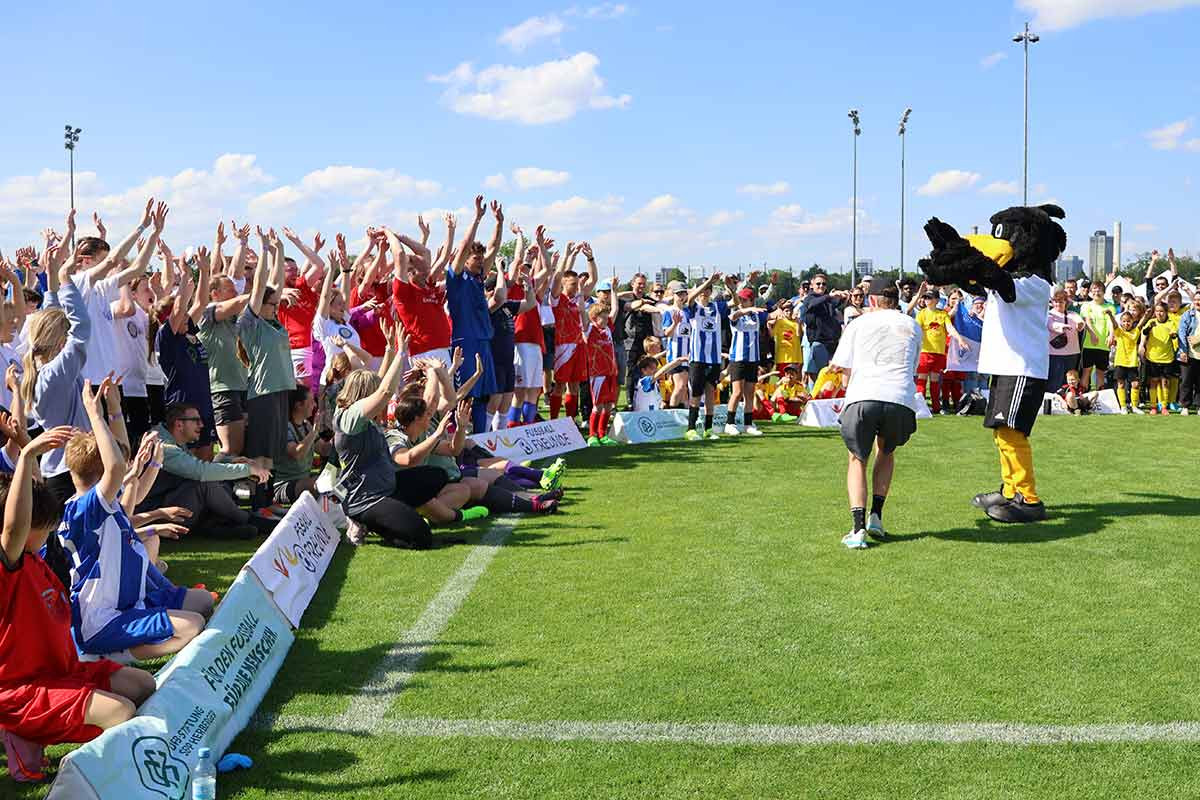 DFB-Maskottchen Paule sorgt bei den Teilnehmerinnen und Teilnehmern für gute Stimmung und Erinnerungsfotos.