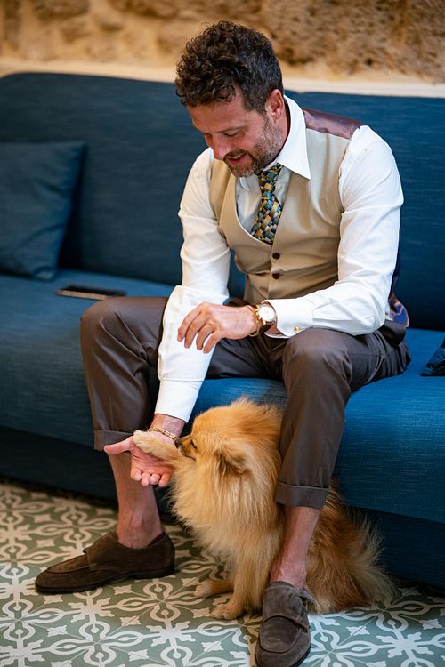 "sposo si prepara e carezza il cane volpino"