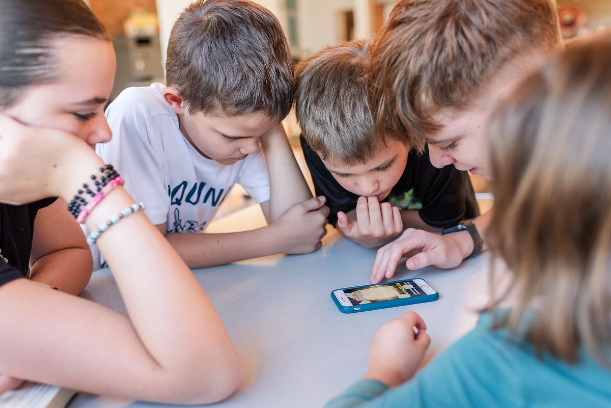 children playing game together on road trip stop with cranberry twp, pa newborn photographer