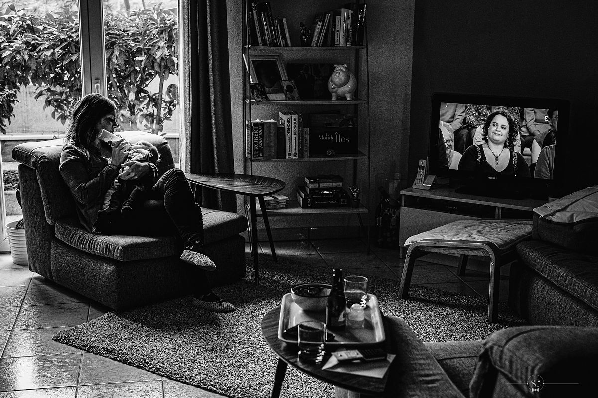 Tarif Photographe Mariage - Sebastien CLAVEL Photographe - M&egrave;re allaitant son b&eacute;b&eacute;, tranquillit&eacute; et connexion dans le calme du foyer familial