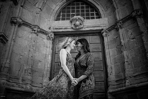 "coppia romantica dietro la cattedrale di Alghero"