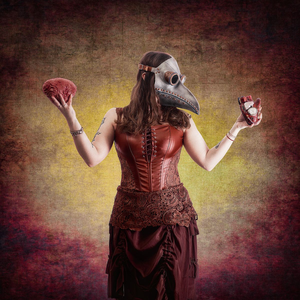 photo tarot L’Alchimiste, femme steampunk égyptienne tenant cœur et cerveau en quête d’équilibre