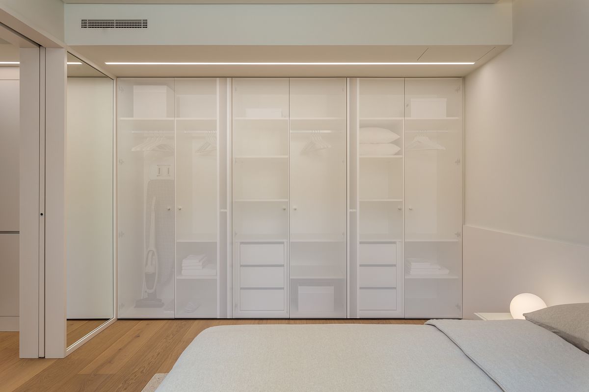 Fotografia de no Apartamento Reabilitado na Av. Roma, Lisboa, projeto do ATELIÊ 22.