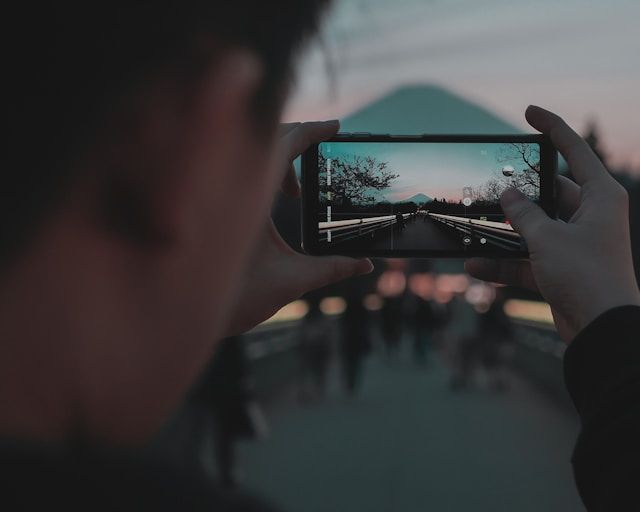 Fotografando uma montanha com um smartphone