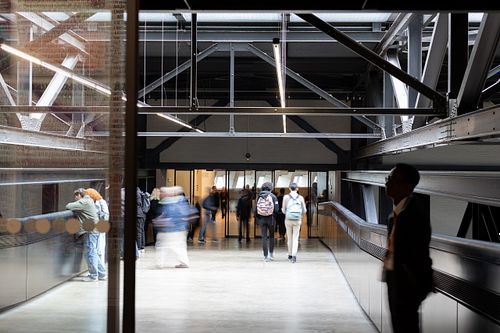 Industrikänsla och människor i rörelse i gångbro på Tate Modern, London
