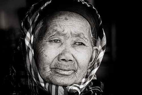 Portrait d'une femme pris en photo de rue à Sapa au Vietnam