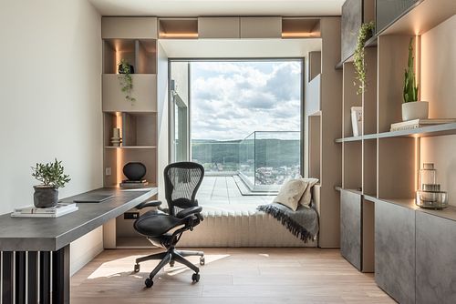 Office space bathed in warm light with a large window – Scala project