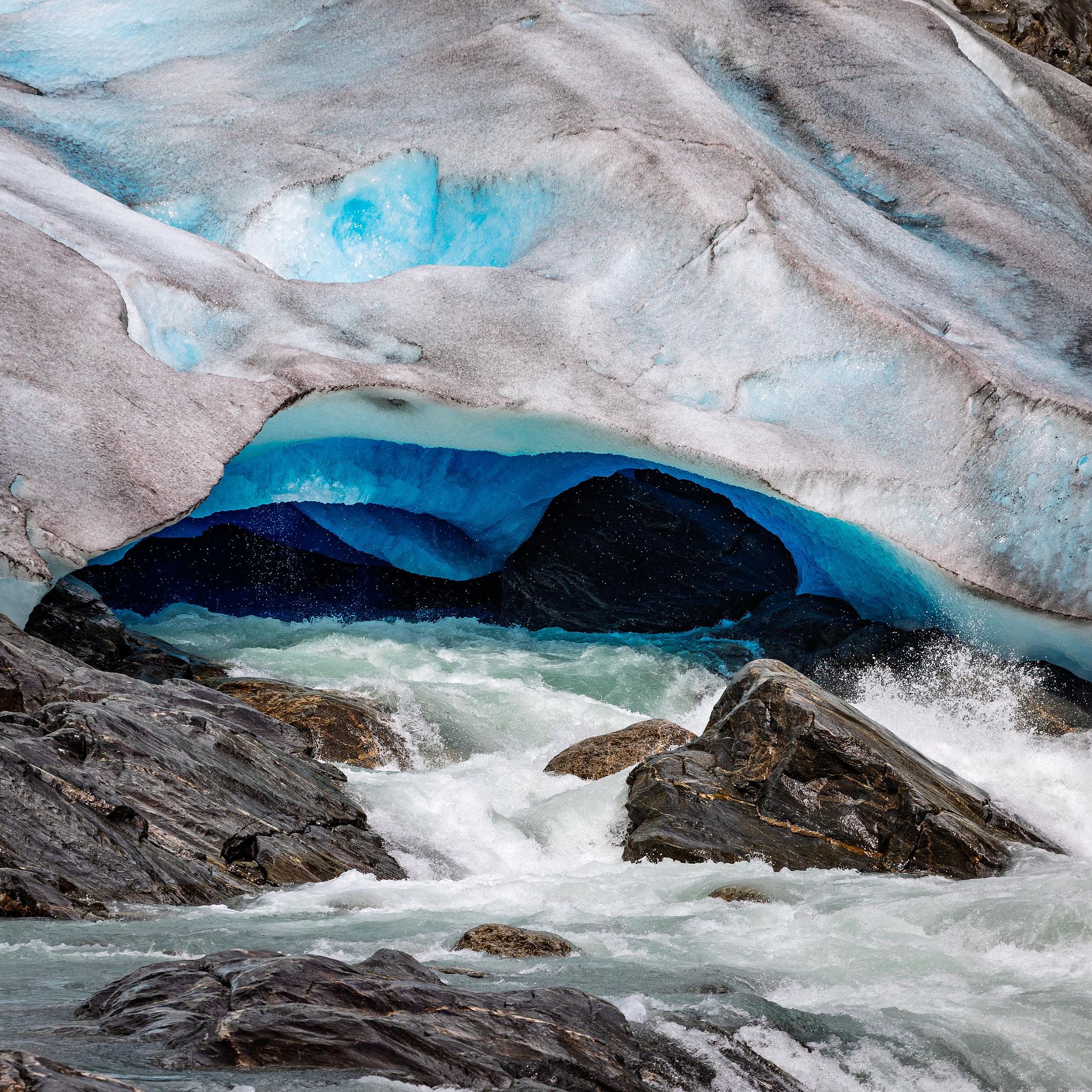 Détail de glacier norvégien avec cavité et strates.