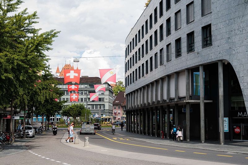 Thun: Wo Architektur auf glasklares Alpenwasser trifft