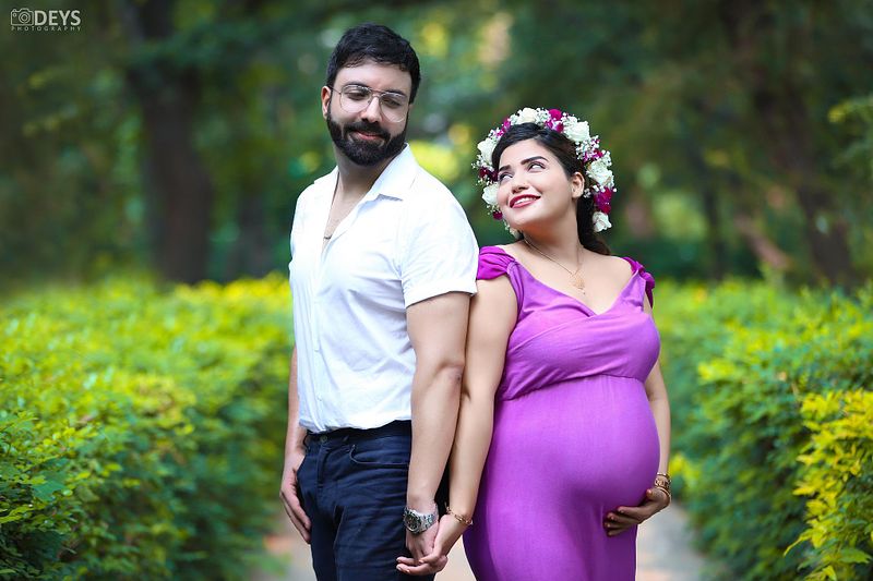 What should be your hairstyle and makeup during a maternity shoot?