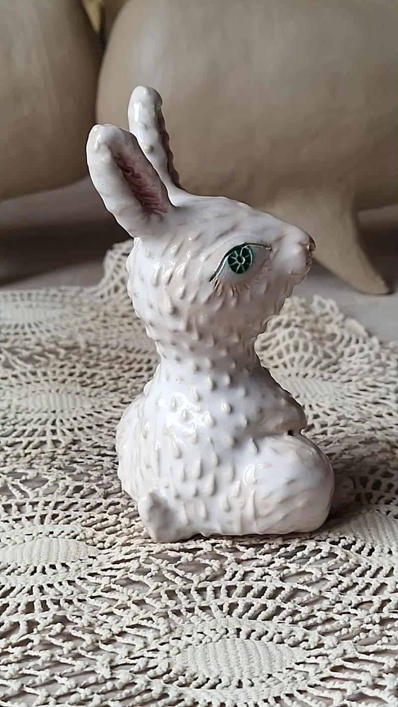 Little rabbit mini-sculpture