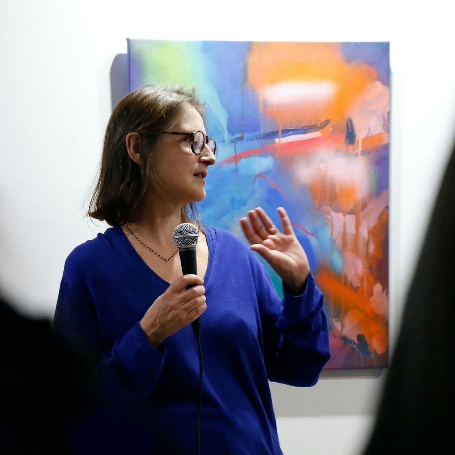 Catherine Maddens, conf&eacute;rence vernissage avec un micro