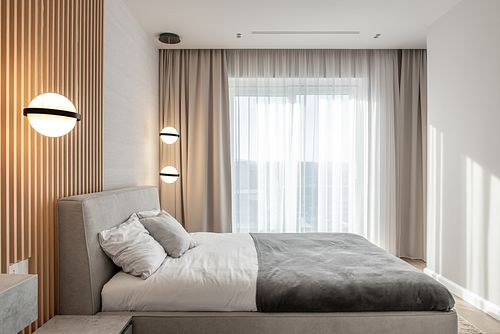 Bedroom featuring bed with natural textures and soft lighting scheme &ndash; Columna project
