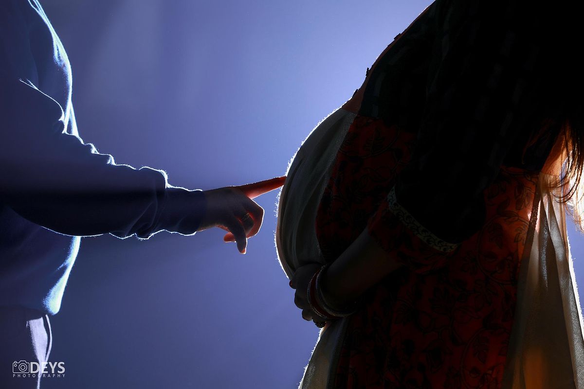 Bump photoshoot with husband at evening