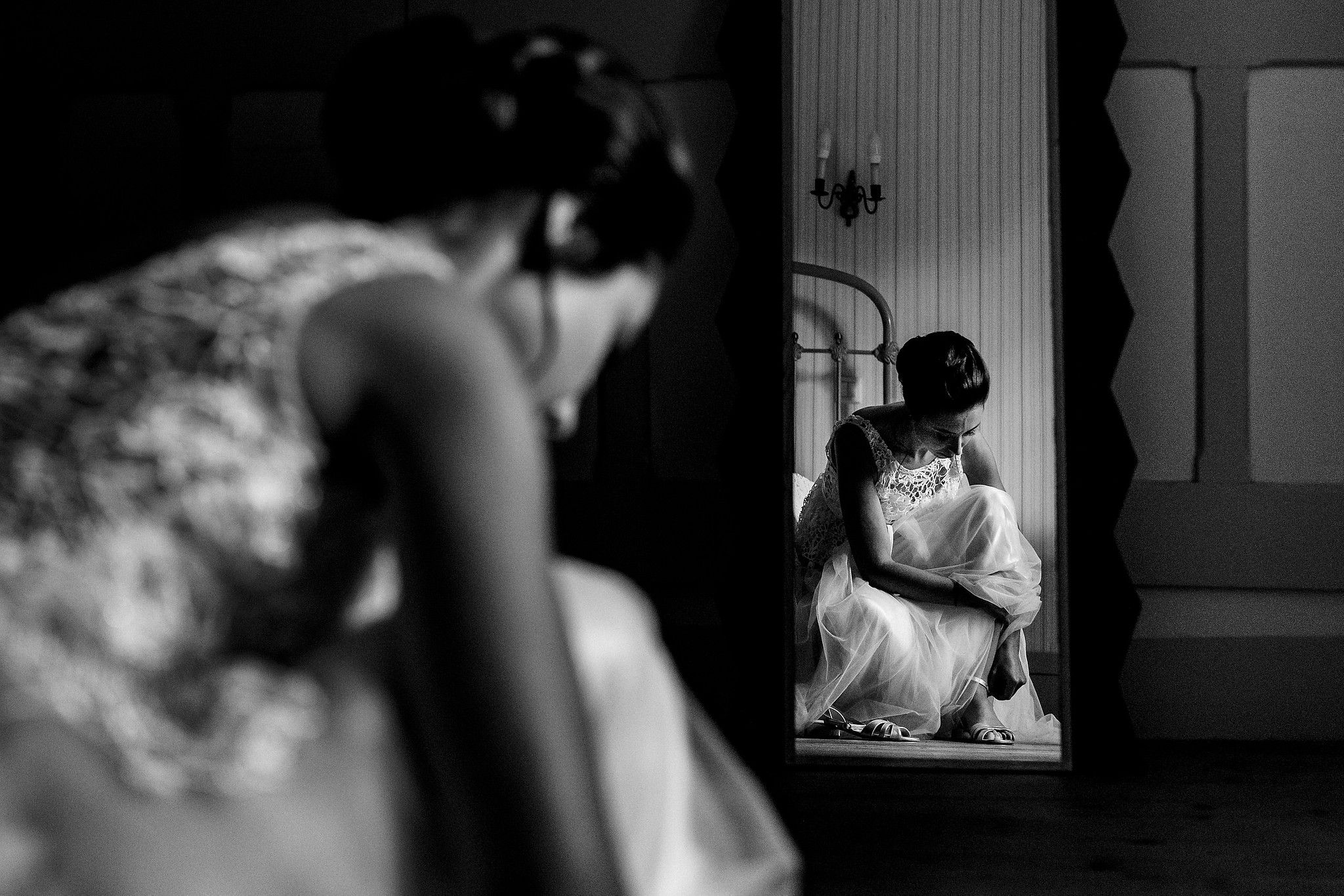 Mari&eacute;e qui finit d'attacher ses chaussures avant d'aller &agrave; la c&eacute;r&eacute;monie captur&eacute; par S&eacute;bastien CLAVEL photographe de Mariage &agrave; Lyon et Gen&egrave;ve