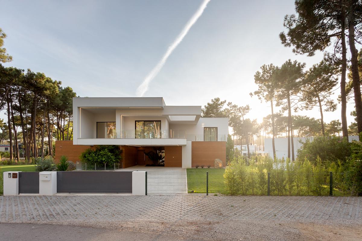 Fotografia de moradia contempor&acirc;nea na Herdade da Aroeira ao p&ocirc;r do sol