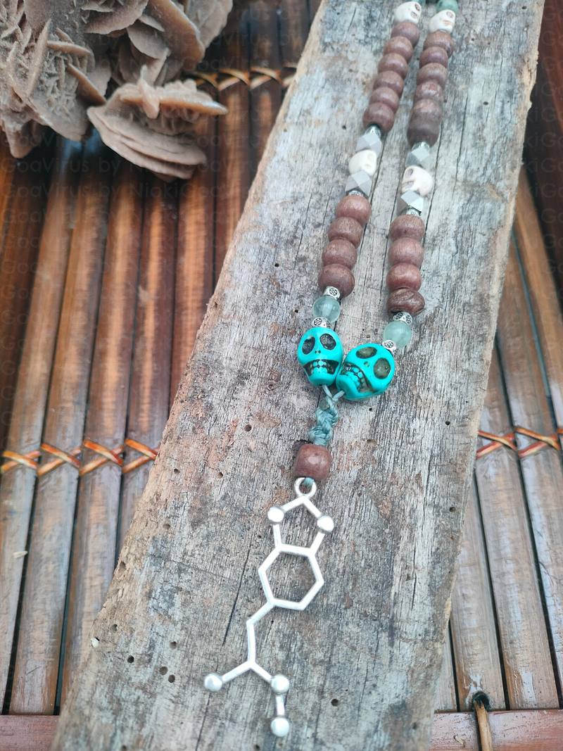Molecule skull necklace