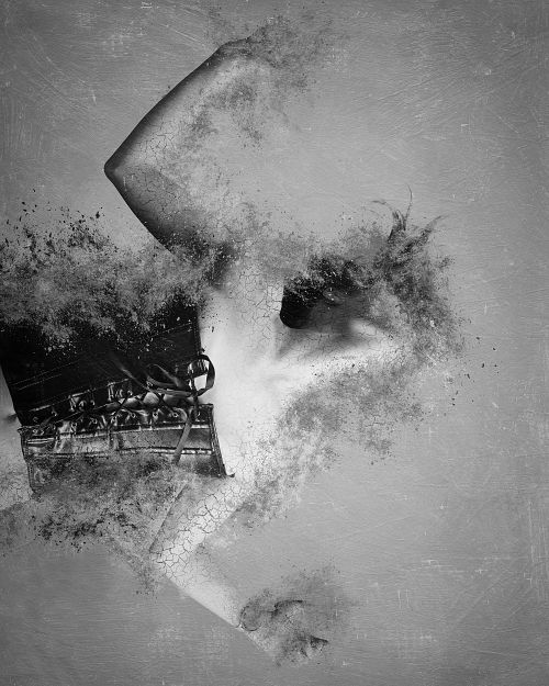 Photographie fine art en noir et blanc d&rsquo;une femme corset&eacute;e dont le corps semble se d&eacute;sint&eacute;grer en poussi&egrave;re, symbolisant le traumatisme, l&rsquo;effondrement &eacute;motionnel et le d&eacute;but d&rsquo;une r&eacute;silience &mdash; &oelig;uvre de Pascal Yennis, Namur, Belgique.