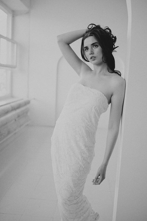 Black and white portrait of a woman in Poznań, focusing on light, contrast and emotion