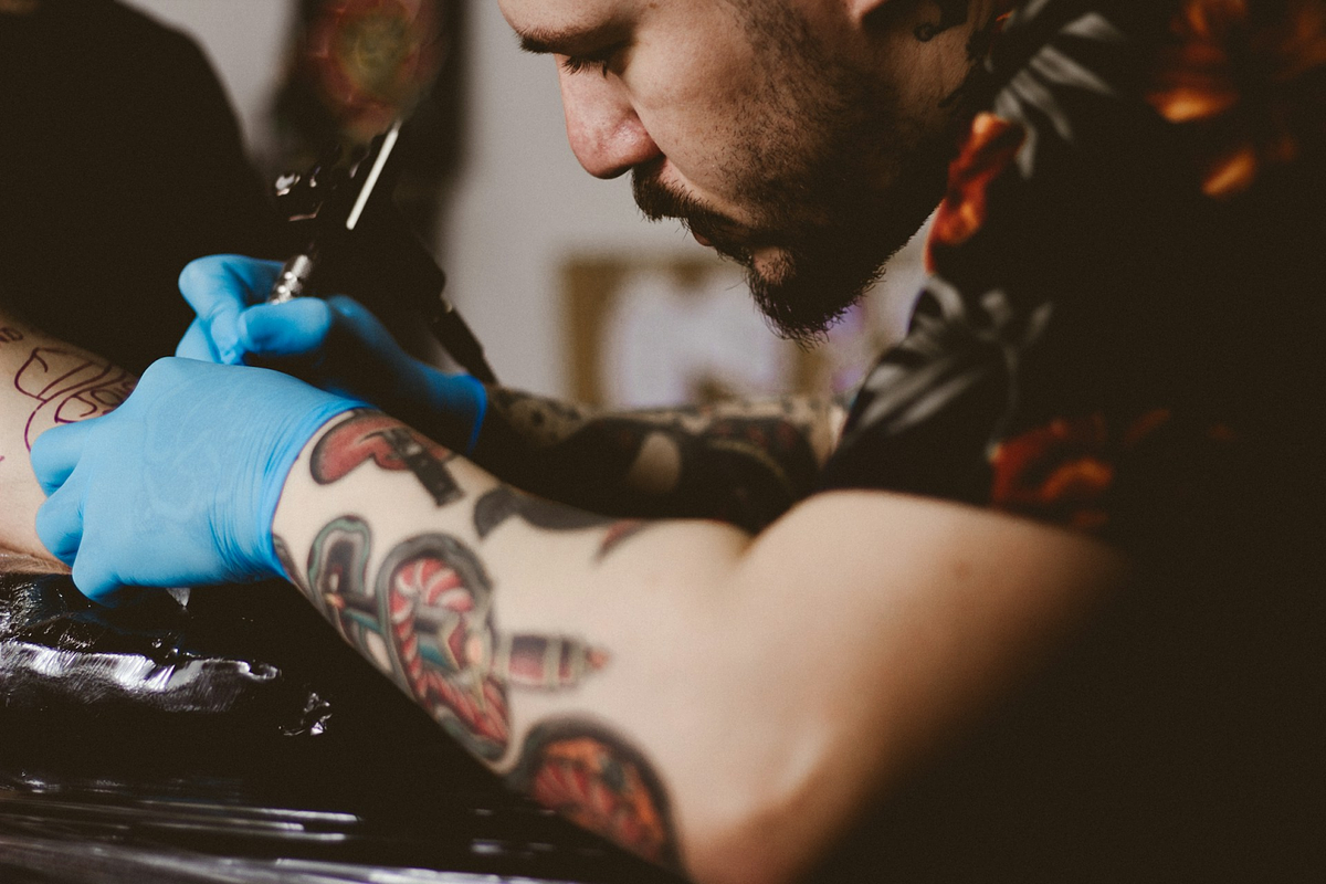Tatuador tatuando