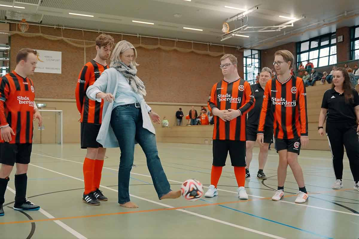 Anja Karliczek beim Anstoss eines neuen Spieles