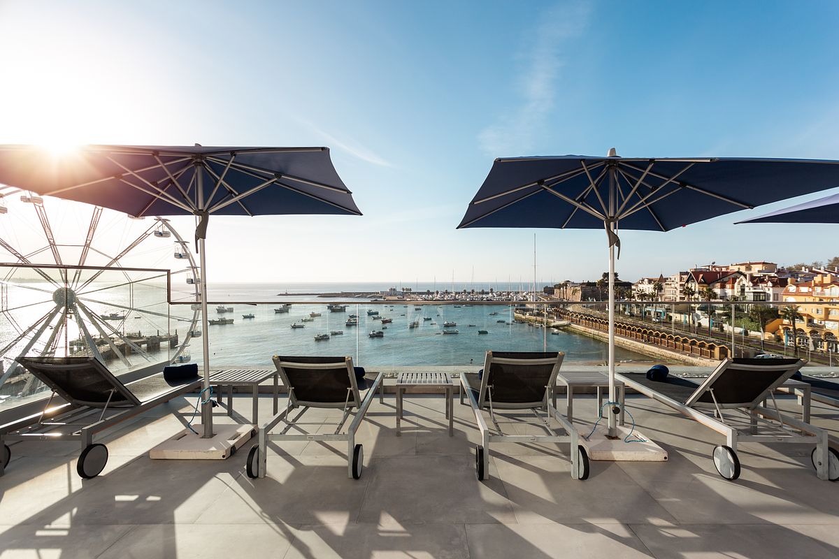 Terra&ccedil;o Blue Bar do Hotel Ba&iacute;a Cascais com vista sobre a Ba&iacute;a &ndash; fotografia de hotelaria