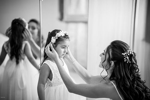 "sposa mette coroncina floreale a bimba"