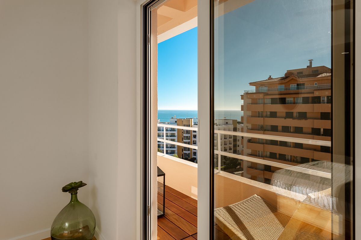 Quarto de apartamento T2 na Guia em Cascais com luz natural e influ&ecirc;ncia da vista mar