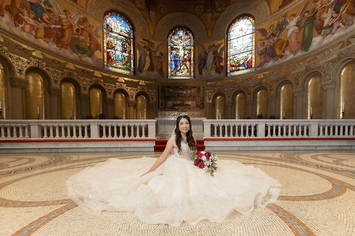 bride-with-flowers-at-stanford-memorial-church