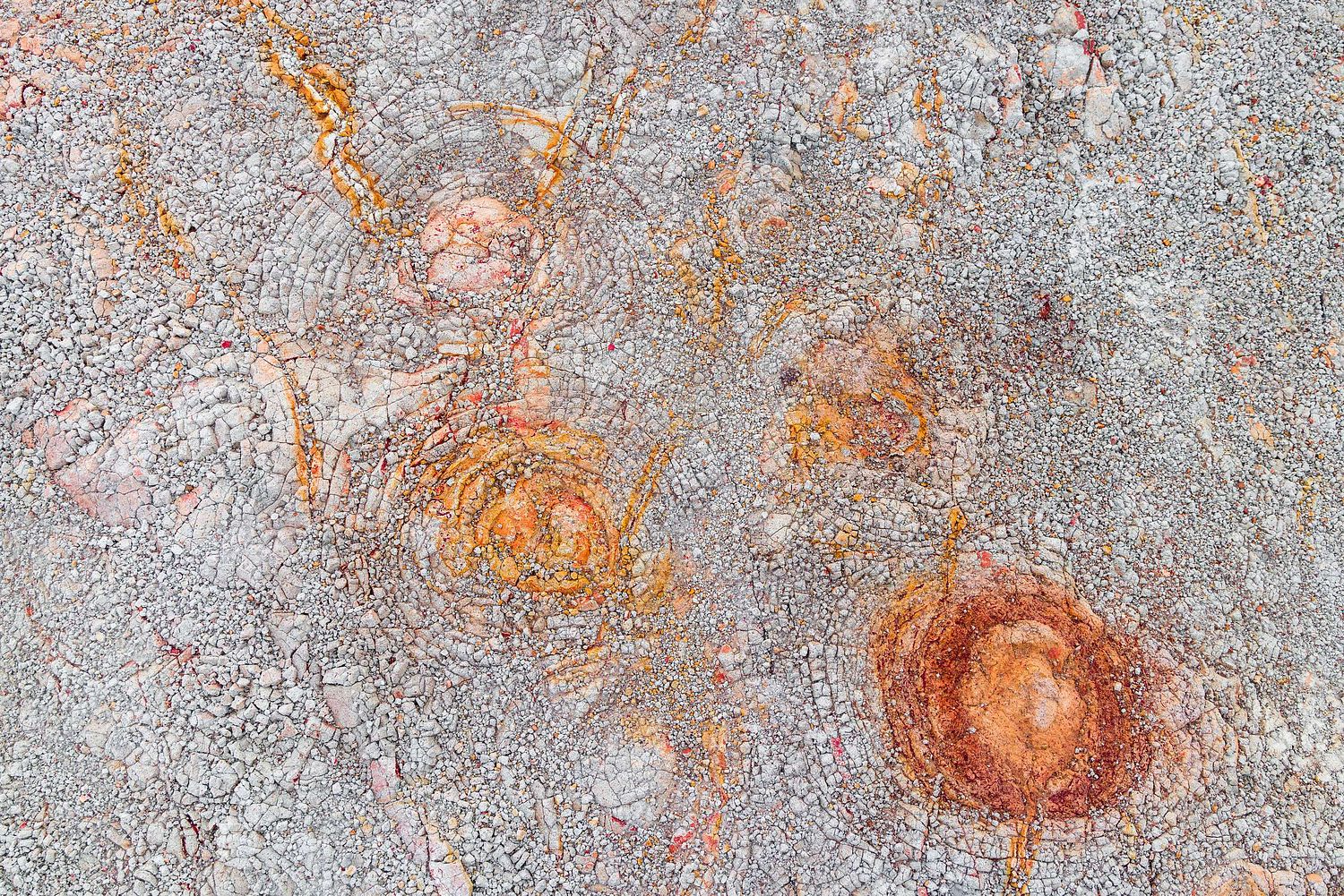 Concentric iron precipitation rings