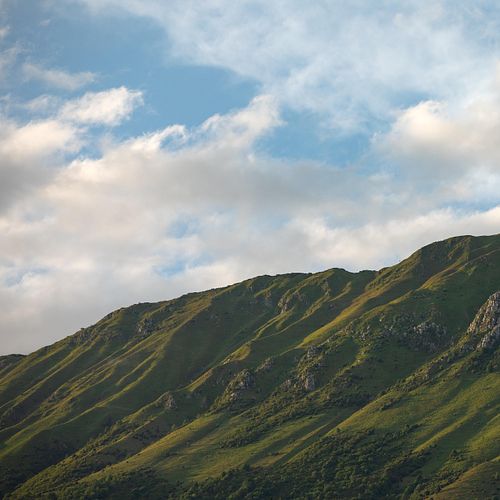 Montagne solitaire sous ciel clair.