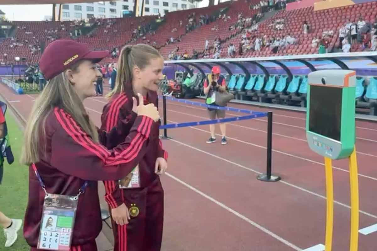 Die beiden Ibbenbürener Kickerinnen sprachen per Video-Roboter mit den Spielerinnen des DFB-Teams.