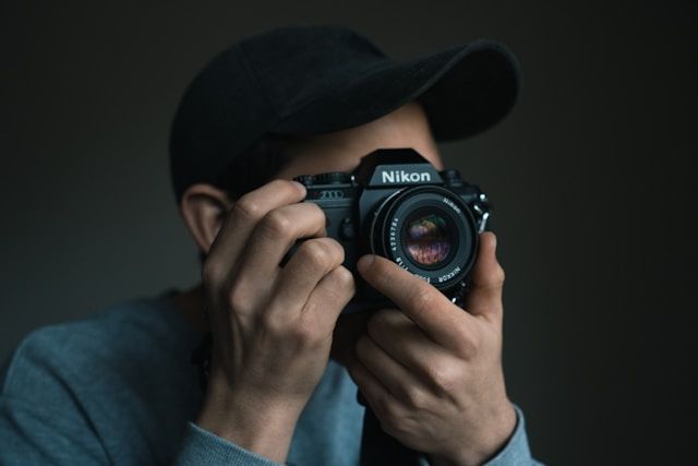 Imagen de un fotógrafo listo para tomar una fotografía.