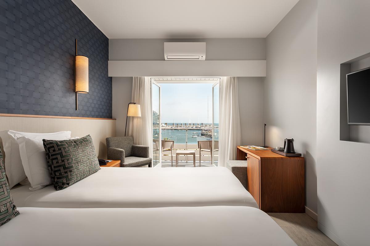 Quarto renovado do Hotel Ba&iacute;a Cascais com vista para a Ba&iacute;a &ndash; fotografia de interiores de hotel