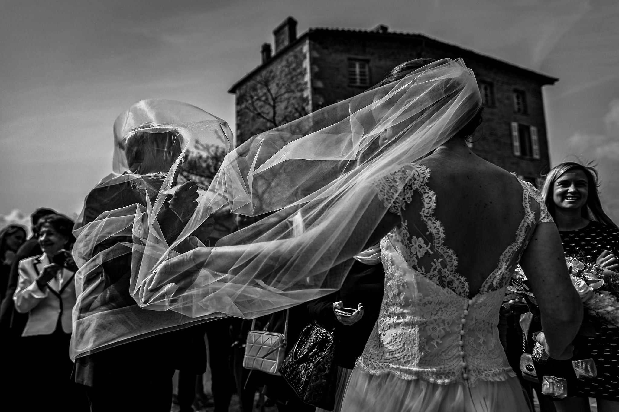 Voile de la mari&eacute;e qui s'envole &agrave; la sortie de la c&eacute;r&eacute;monie captur&eacute; par S&eacute;bastien CLAVEL photographe de Mariage &agrave; Lyon et Gen&egrave;ve